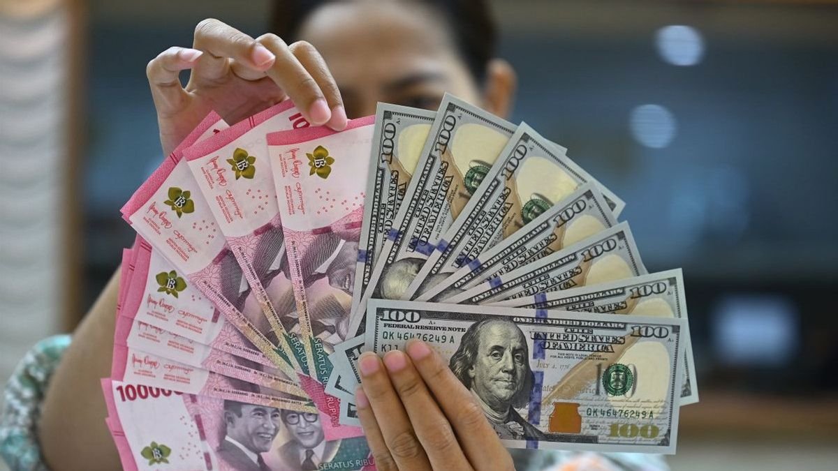 Rupiah Melemah ke Rp17.357 per Dolar AS pada Jumat Pagi
