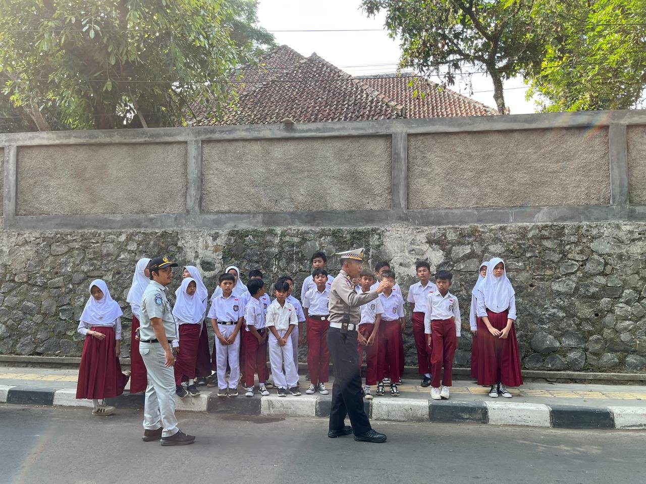 Jasa Raharja Cabang Sukabumi dan Satlantas Polres Sukabumi Kota Tanamkan Budaya Tertib Berlalu Lintas Sejak Dini Melalui Sosialisasi Kampung Tertib Lalu Lintas