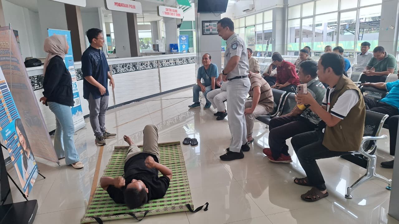 Dekatkan Layanan Digital dan Edukasi Keselamatan, Jasa Raharja Tasikmalaya Sosialisasi Fitur ‘Lapor Laka’ JRku dan Bagikan Buku Saku di Alun-Alun Kota Banjar