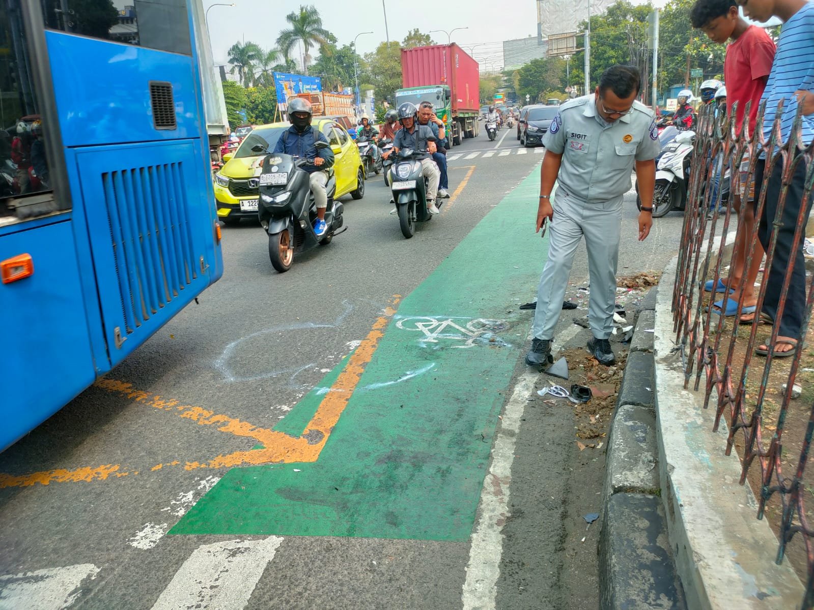 Kecelakaan Lalu Lintas Di Simpang Unisma, Jalan Cut Mutia, Bekasi Timur