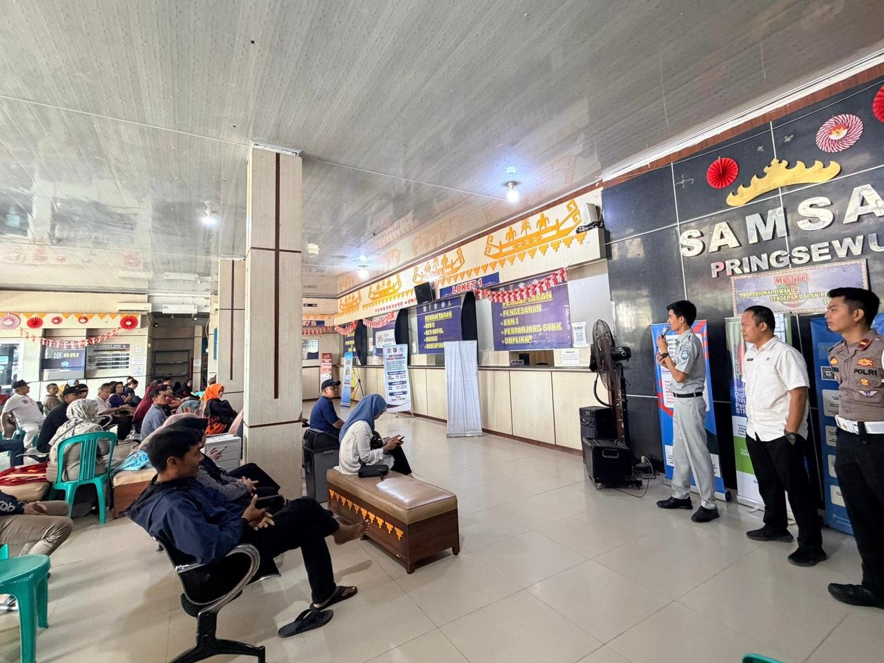 Samsat Pringsewu Berikan Souvenir kepada Wajib Pajak dalam Program Keringanan Pajak 2026