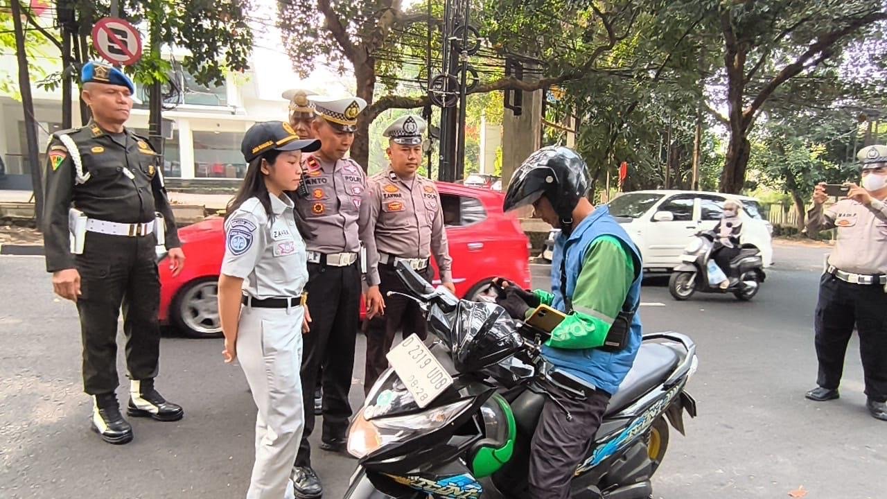 Perkuat Kolaborasi, Jasa Raharja Bandung Bersama Tim Pembina Samsat Padjajaran Lakukan Pemeriksaan PKB dan SWDKLLJ di Jalan Raya