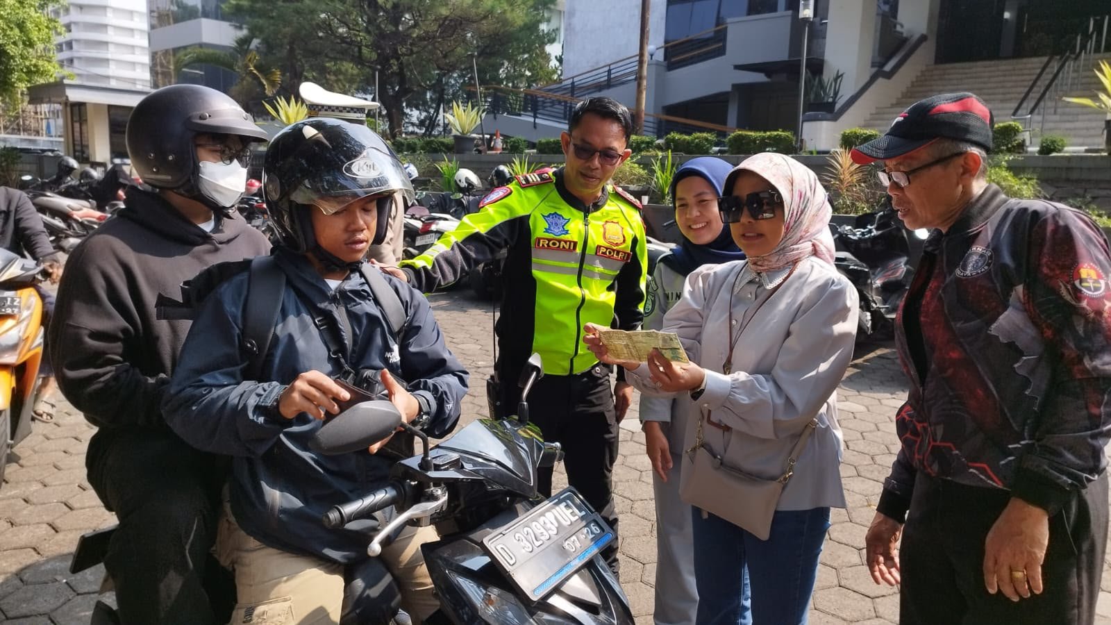 Kolaborasi Intensif Pemeriksaan PKB dan SWDKLLJ Jasa Raharja Bandung Bersama Tim Pembina Samsat Kawaluyaan