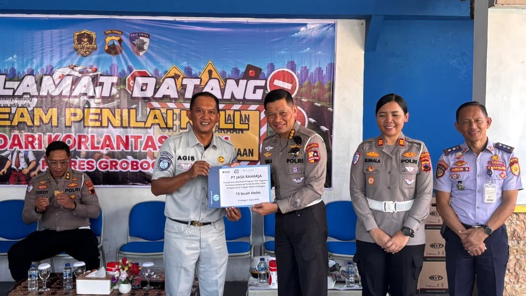 Dukung Kampung Tertib Berlalu Lintas Jasa Raharja Demak Serahkan Bantuan TJSL dan Edukasikan Peran Perlindungan Dasar