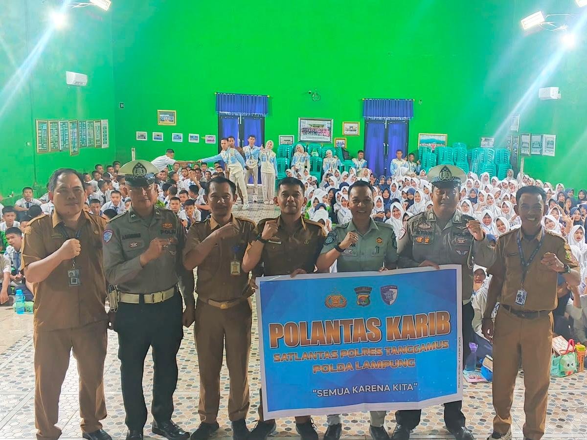 Jasa Raharja Bersama UPTD Samsat dan Satlantas Polres Tanggamus Edukasi Keselamatan Berlalu Lintas kepada Siswa Baru SMAN 1 Talang Padang