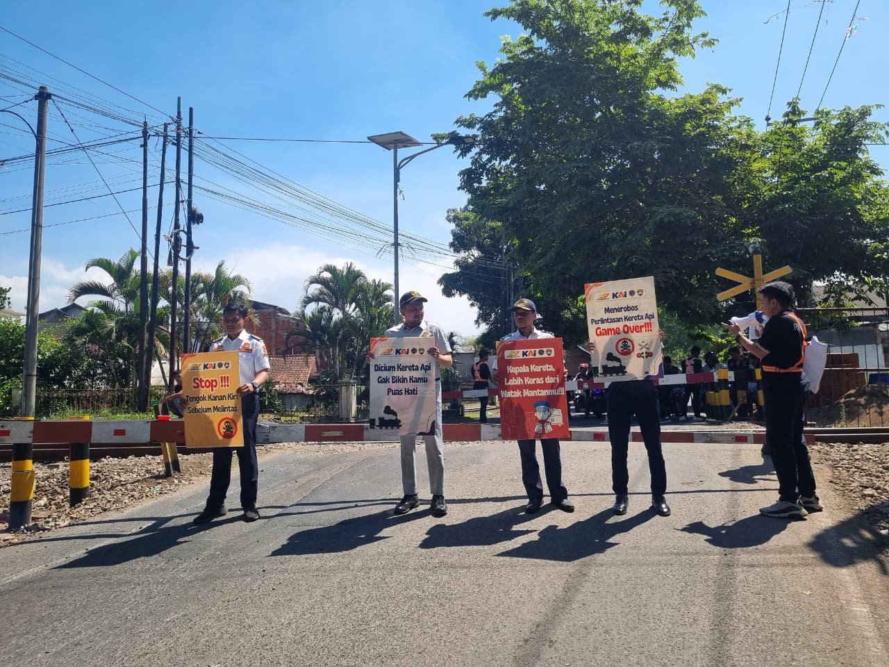 Railfans Cianjur Ajak Jasa Raharja Sukabumi, PT KAI, Polres Cianjur dan Dinas Perhubungan Kab Cianjur, Sosialisasi Perkuat Budaya Keselamatan di Perlintasan Sebidang