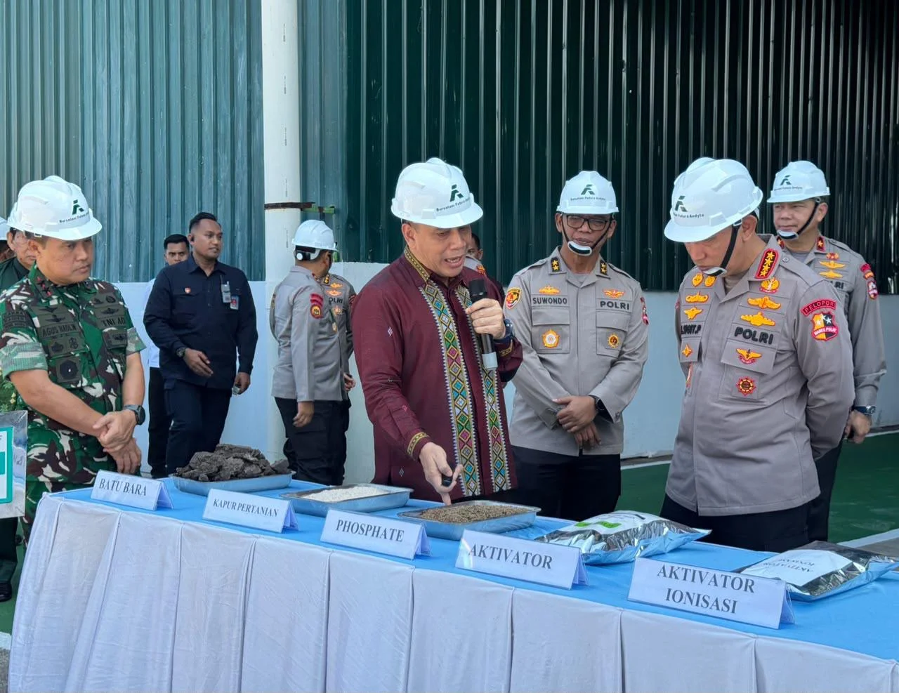 Dukung Ketahanan Pangan, Kapolri Kirim 80 Ton Pupuk Batu Bara ke Riau