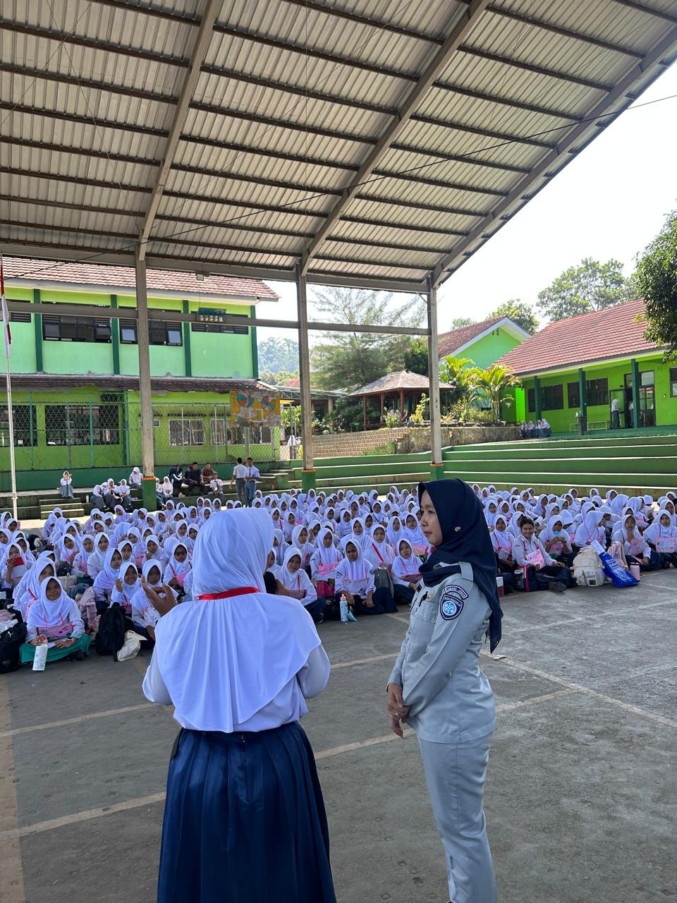 Jasa Raharja Cabang Sukabumi Bersama Satlantas Polres Sukabumi Tanamkan Budaya Keselamatan Berlalu Lintas di SMAN 1 Palabuhanratu