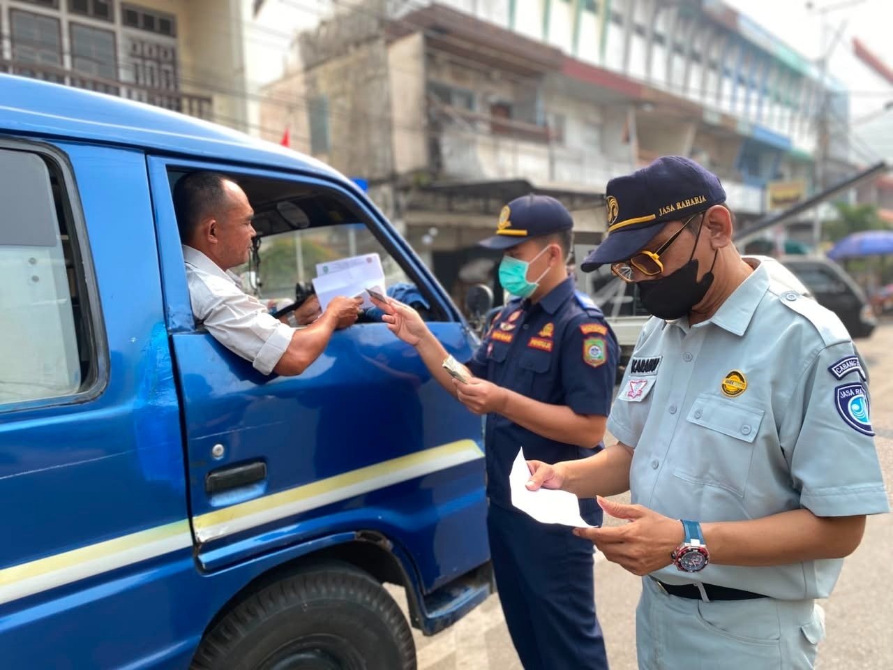 Peduli Kesehatan di Tengah Kabut Asap, Jasa Raharja Singkawang Gelar Operasi Gabungan dan Bagikan Masker