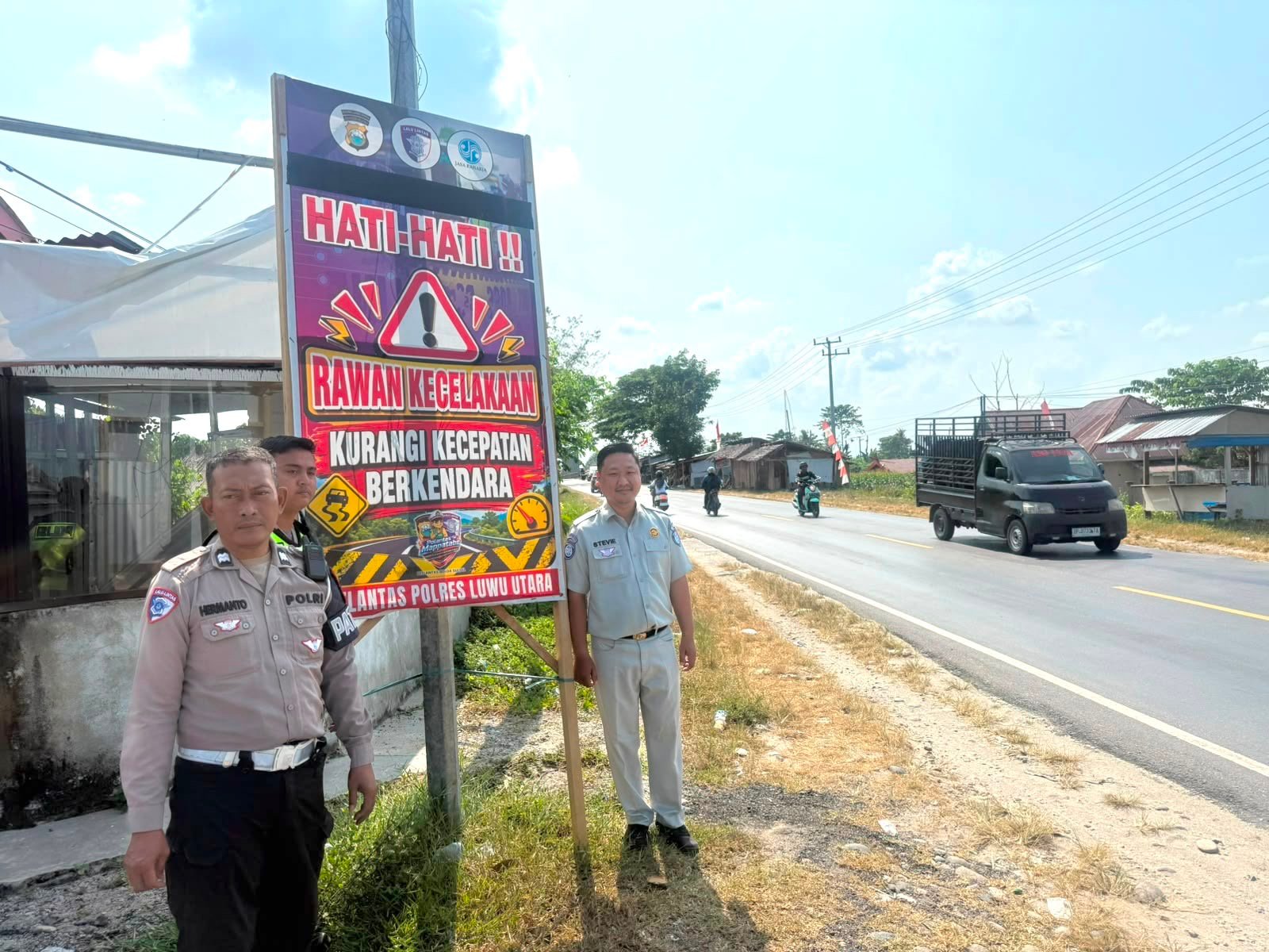Tekan Risiko Kecelakaan, Jasa Raharja Palopo Bersama Polres Luwu Utara Pasang Himbauan Keselamatan di Kabupaten Luwu Utara