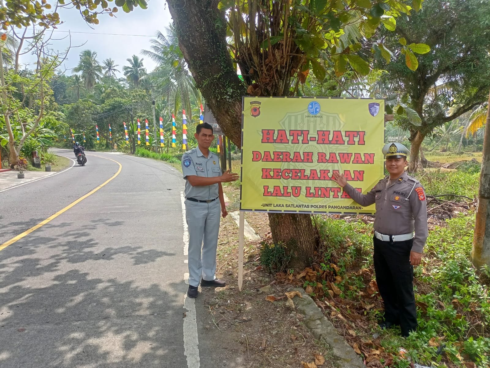 Jasa Raharja Cabang Tasikmalaya Bersama Unit Gakkum Polres Pangandaran Pasang Spanduk Himbauan Keselamatan di Titik Rawan Laka