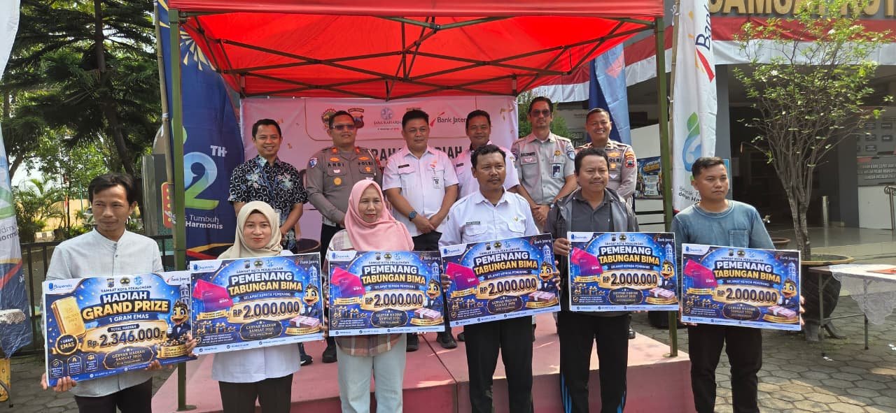 Tim Pembina Samsat Kota Pekalongan Serahkan Hadiah Gebyar Samsat Tahun 2026 kepada Wajib Pajak Berprestasi
