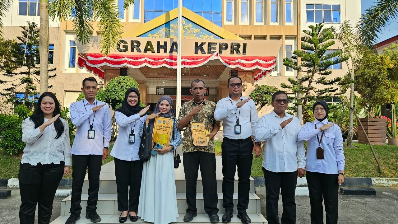 Taat Pajak Bawa Berkah, Jasa Raharja Kepri dan Bapenda Kepri Serahkan Hadiah Undian Emas di Momentum HUT RI ke-81