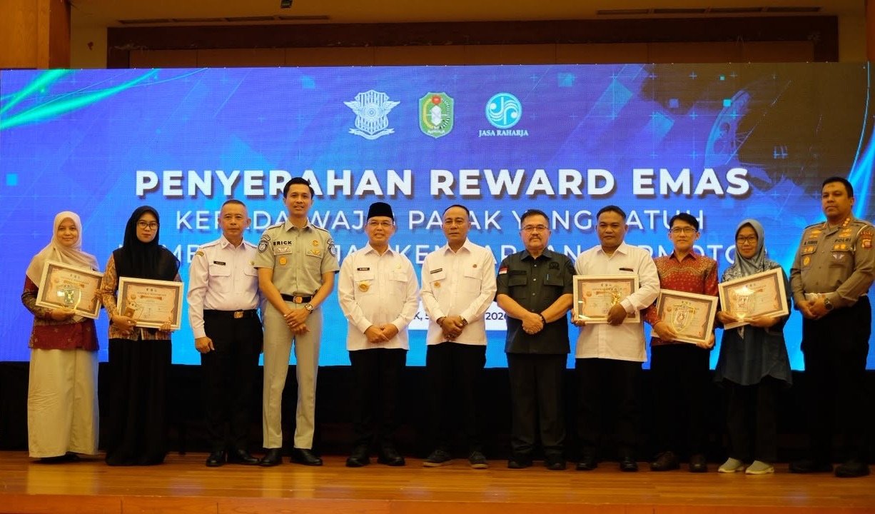 Gubernur Kalbar Bersama Tim Pembina Samsat Serahkan Reward Emas kepada Wajib Pajak Patuh