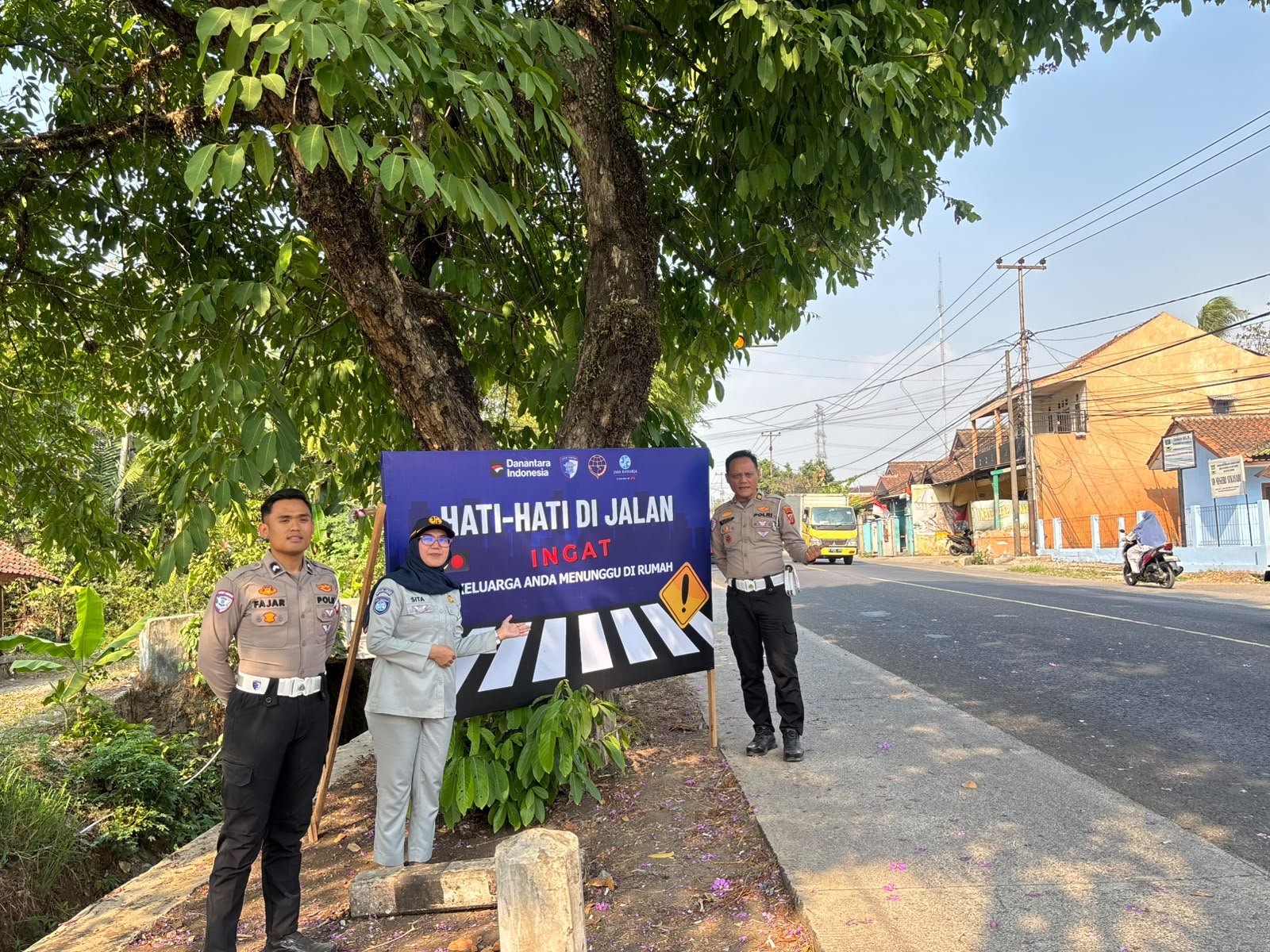 Sinergi Jasa Raharja dan Satlantas Polres Cimahi, Sampaikan Pesan Keselamatan di Sejumlah Titik Rawan