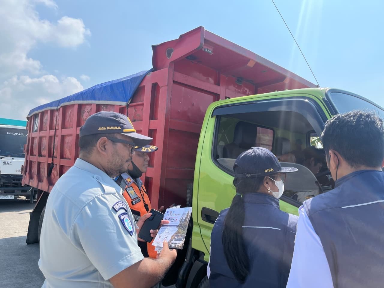 Dari Pemeriksaan Truk hingga Sosialisasi Pajak, Penegakan Hukum Angkutan Barang Digelar di Klungkung