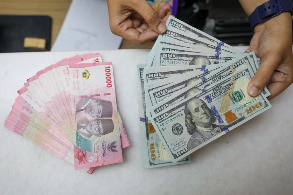 Rupiah Perkasa Seiring Anjloknya Harga Minyak Dunia Hari Ini