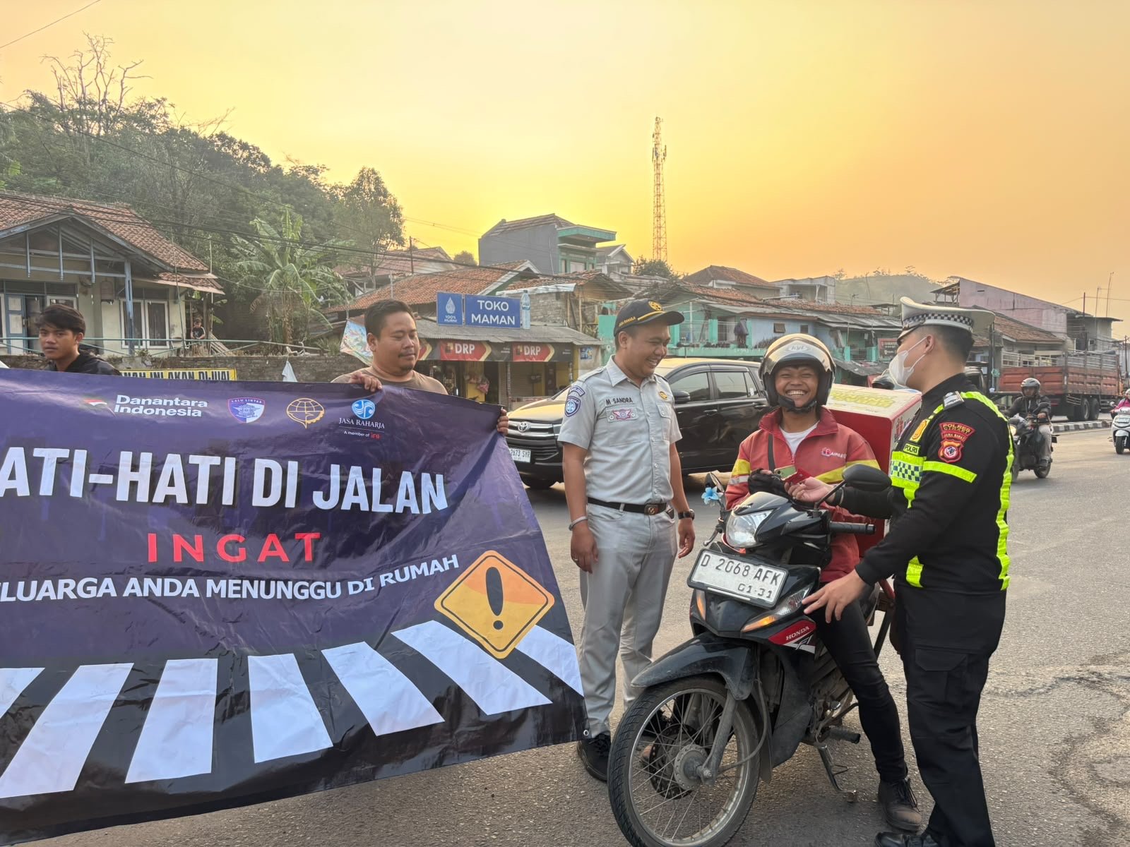 Jasa Raharja Kanwil Jawa Barat dan Polres Cimahi Hadir di Daerah Rawan Laka, Tebarkan Pesan Keselamatan kepada Pengguna