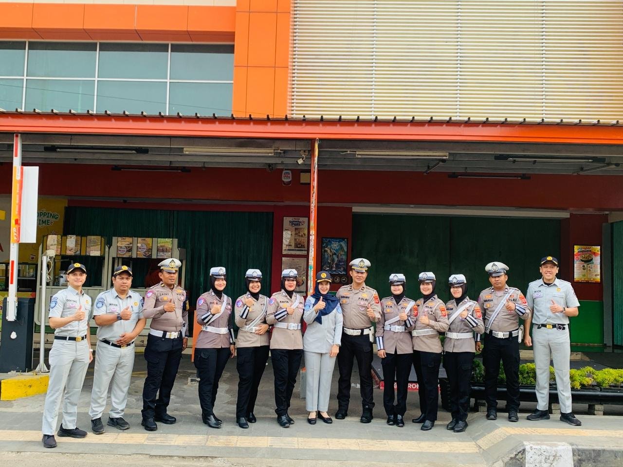 Jasa Raharja Indramayu Bersama Unit Lantas Polres Indramayu Gelar Aksi Simpatik, Sampaikan Pesan Keselamatan kepada Pengguna Jalan