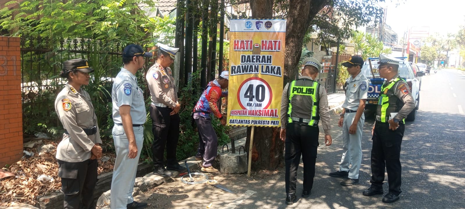 Jasa Raharja Pati dan Satlantas Polresta Pati Pasang Papan Imbauan Keselamatan Lalu Lintas
