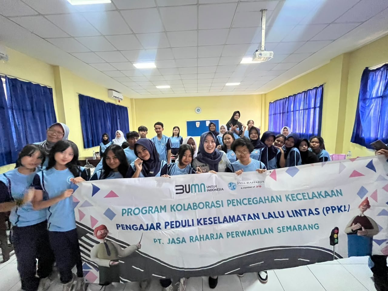 Jasa Raharja Cabang Semarang Bersama DKK Kota Semarang Laksanakan Program Pengajar Peduli Keselamatan Lalu Lintas di SMK Yayasan Pharmasi Semarang