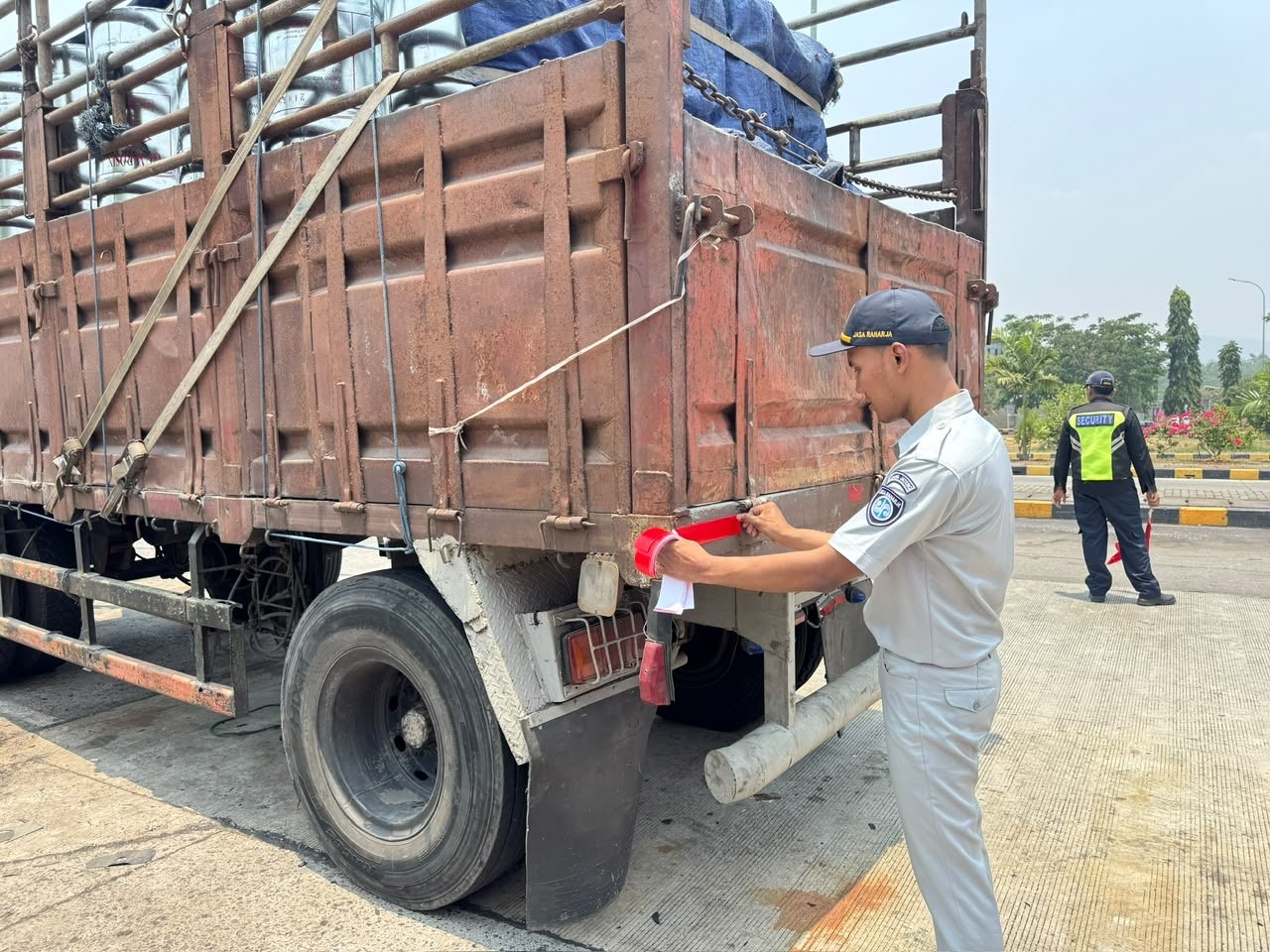 Safety Campaign, Jasa Raharja Bersama Stakeholder Edukasi Dan Tertibkan Kendaraan Odol Di Ruas Tol Batang–Semarang