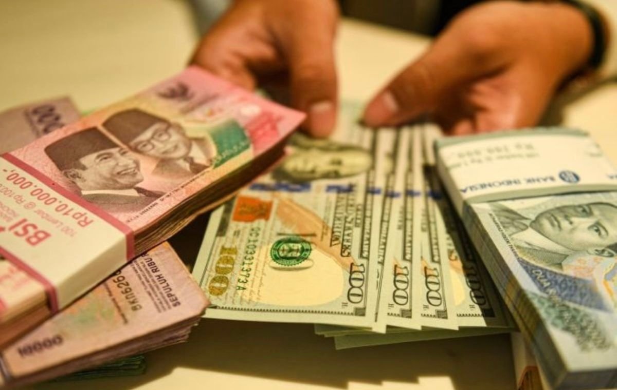 Harga Minyak Dunia Melonjak Tajam, Rupiah Terhempas ke Zona Merah