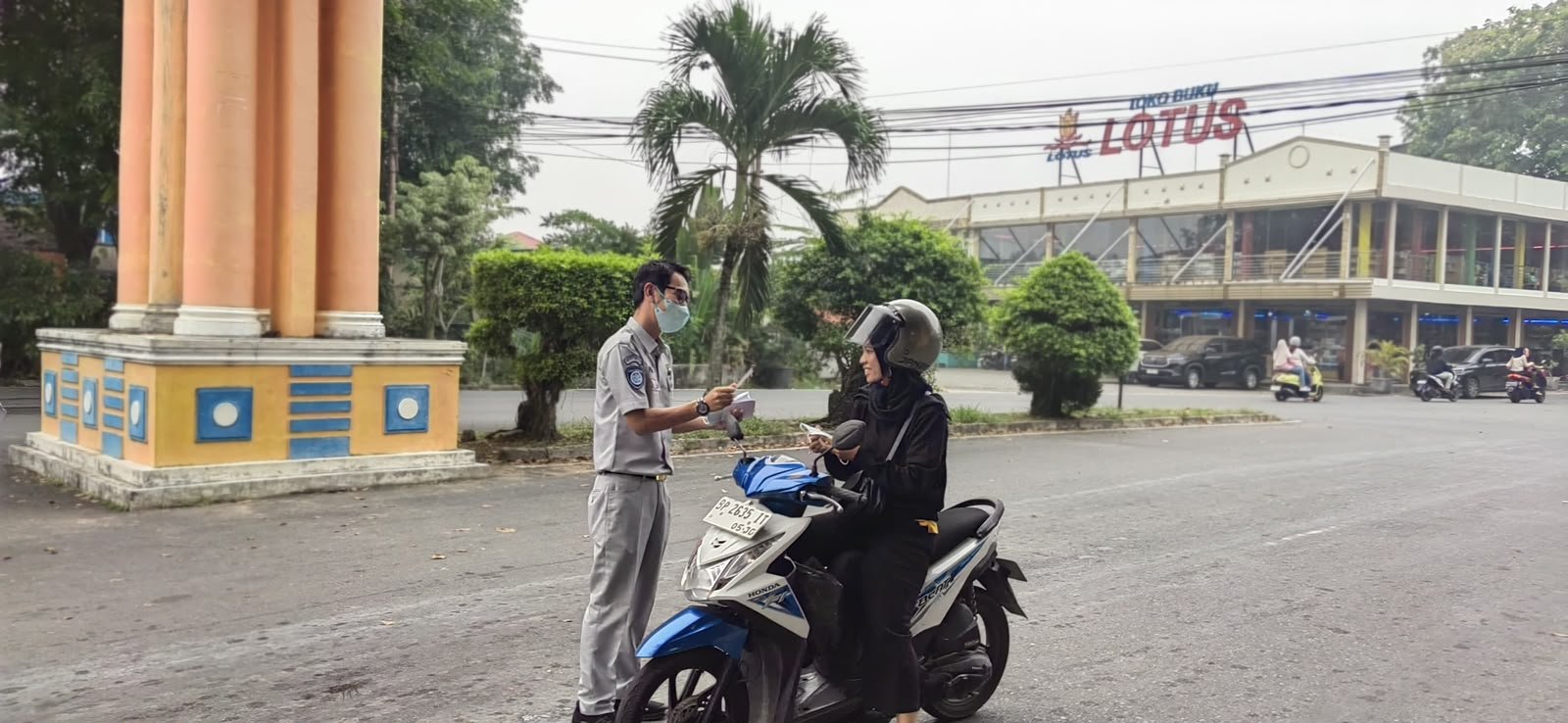 Kabut Asap Semakin Tebal, PT Jasa Raharja (Persero) Cabang Tanjungpinang Bagikan Masker Gratis di Traffic Light Bintan Center