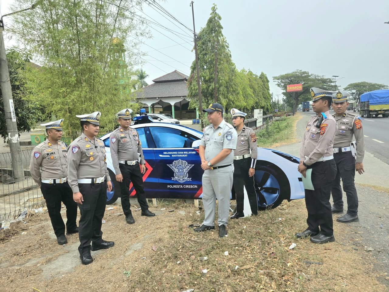 Tingkatkan Keselamatan Lalu Lintas, PT Jasa Raharja Cabang Cirebon Bersama Kasat Lantas Polresta Cirebon Pasang Replika Mobil PJR dan Patung Polisi di Titik Black Spot Kab Cirebon
