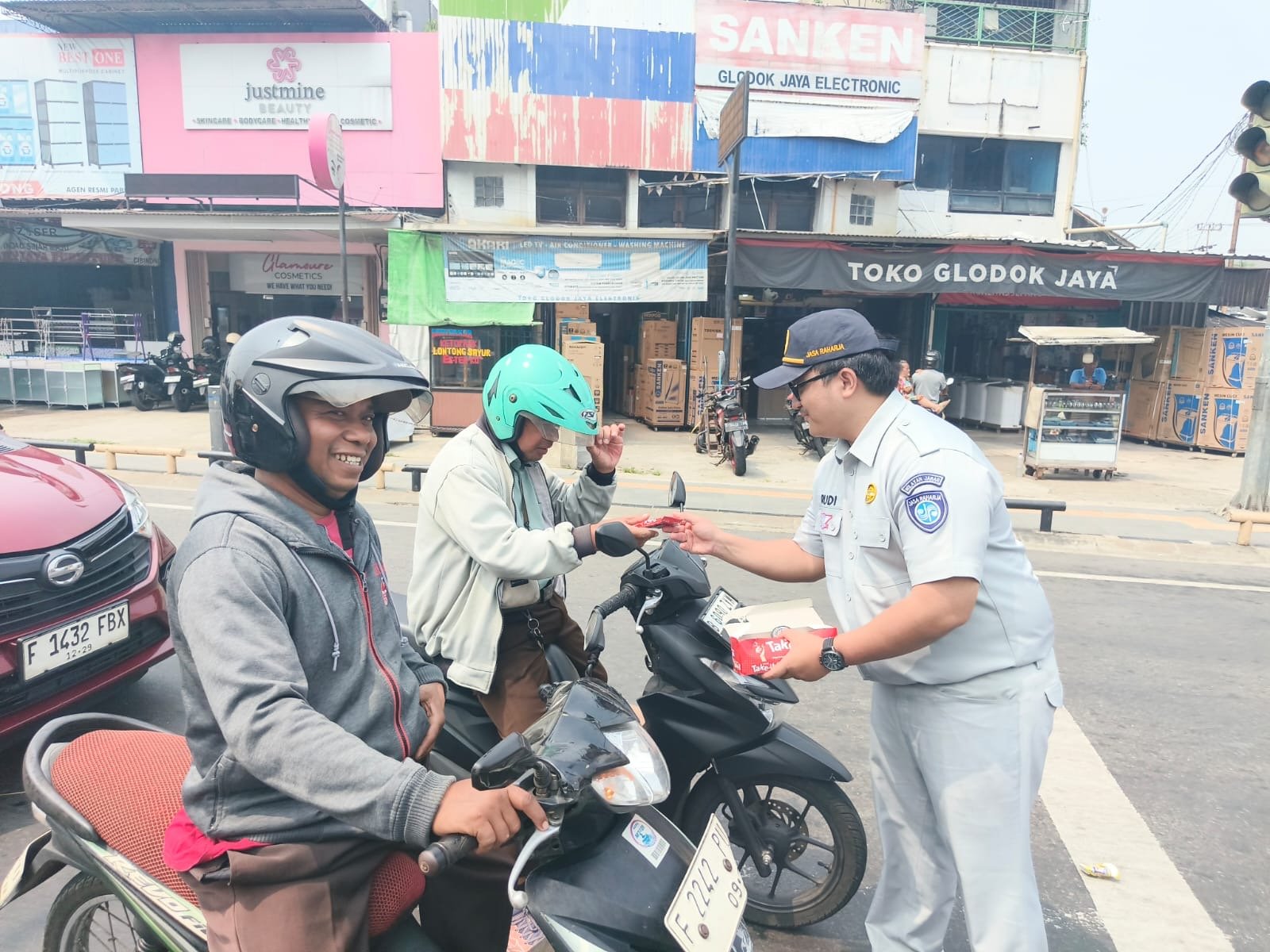 Sinergi Jasa Raharja Bogor dan Polres Bogor dalam Aksi Simpatik di Titik Rawan Laka Kecamatan Gunung Putri dan Cileungsi