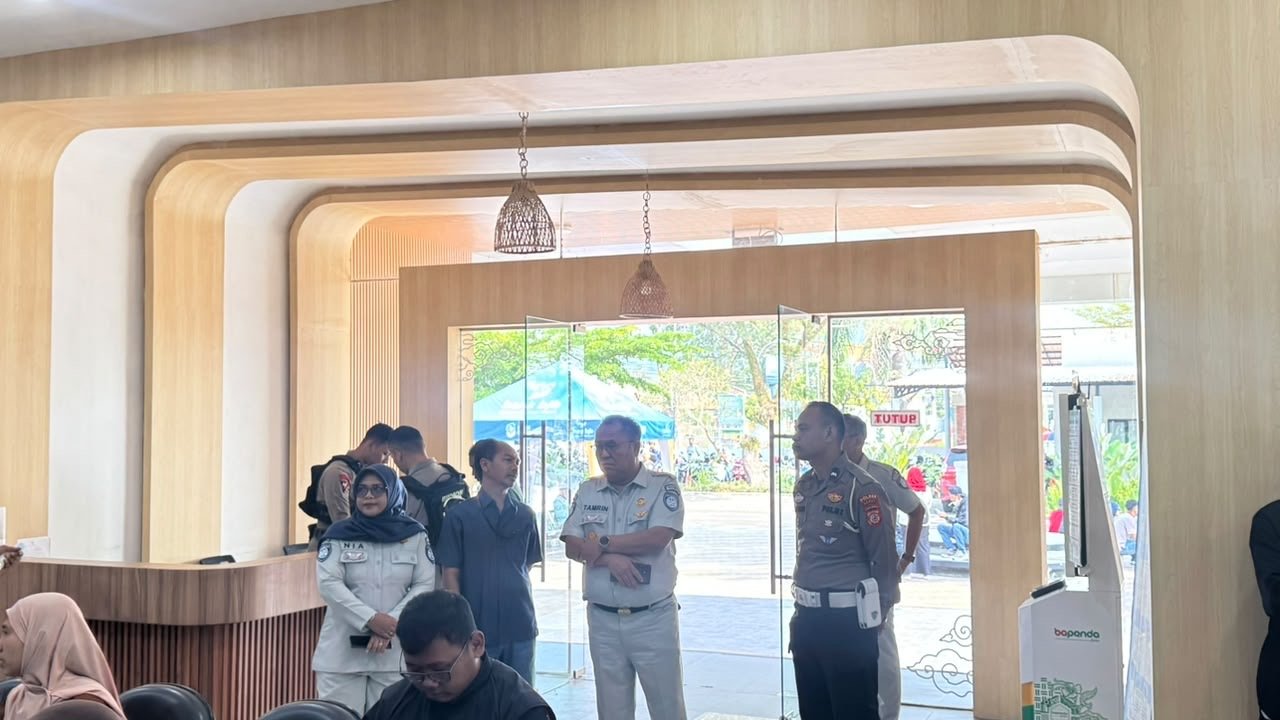 Kepala PT Jasa Raharja Kantor Wilayah Utama Jawa Barat Laksanakan Monitoring dan Evaluasi di Samsat Kabupaten Garut