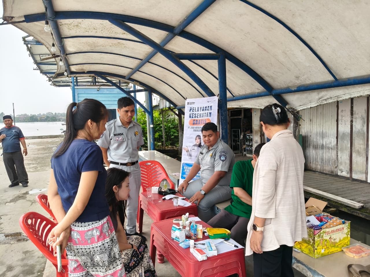 Jasa Raharja Singkawang Gelar Pelayanan Kesehatan Gratis melalui MUKL di Dermaga Pasar Sambas