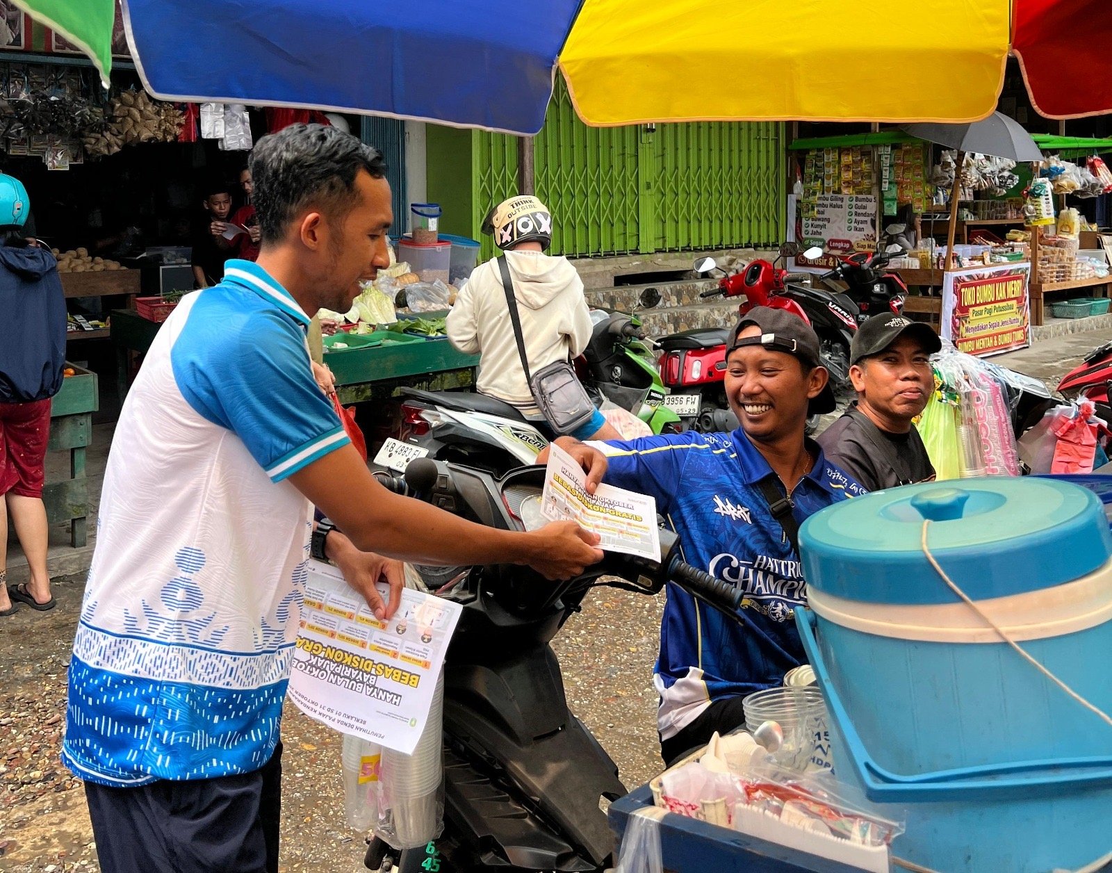 Jasa Raharja Sintang Hadir di Pasar Putussibau, Sosialisasikan Program Bebas Denda Pajak Kendaraan